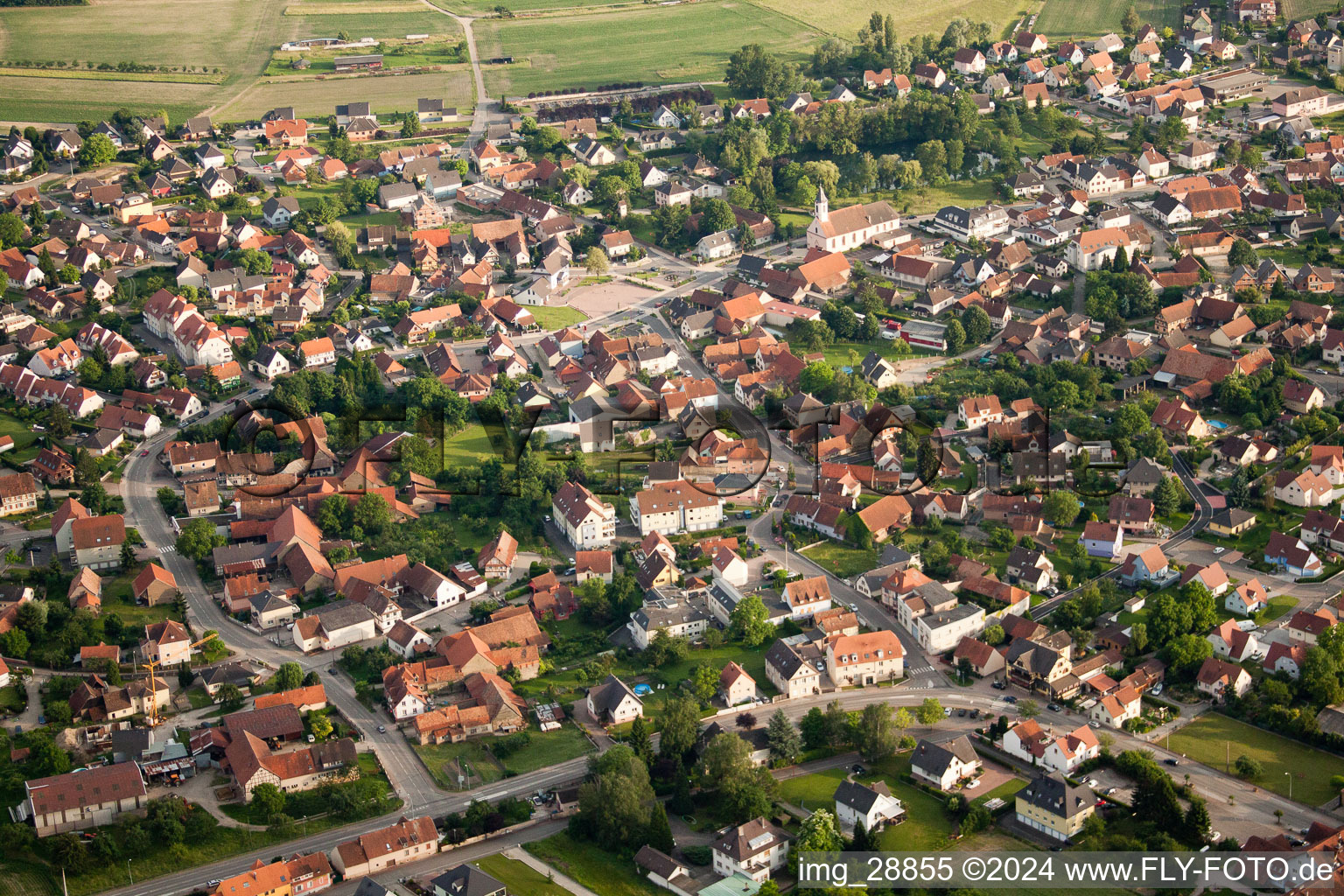 Vue aérienne de Champs agricoles et surfaces utilisables à Kilstett dans le département Bas Rhin, France