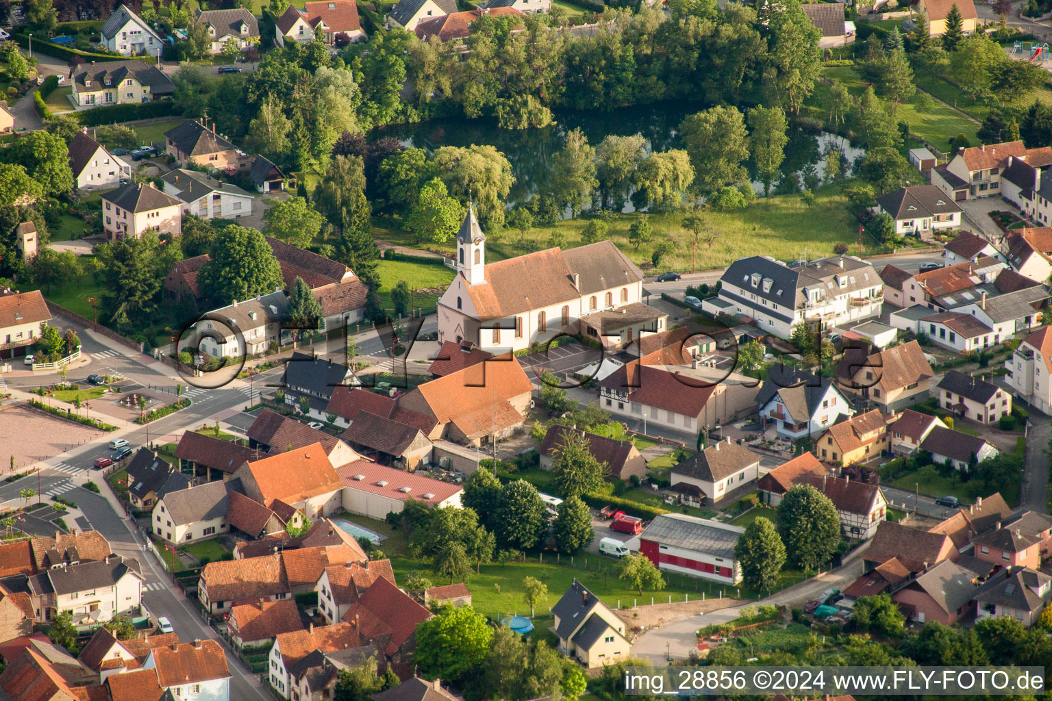 Vue aérienne de Bâtiment religieux du Conseil de Fabrique de L'Eglise Catholique au centre du village à Kilstett dans le département Bas Rhin, France