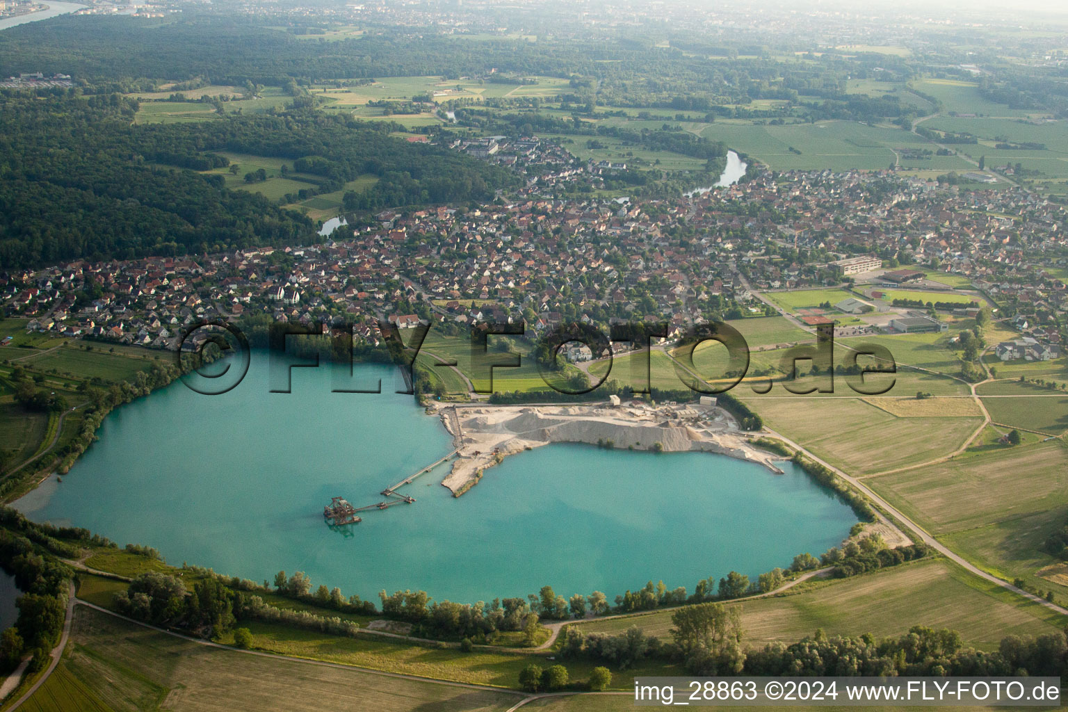 Vue aérienne de Terrain et zones de déchets de la gravière à ciel ouvert de la Gravière sur l'étang de la carrière à La Wantzenau dans le département Bas Rhin, France