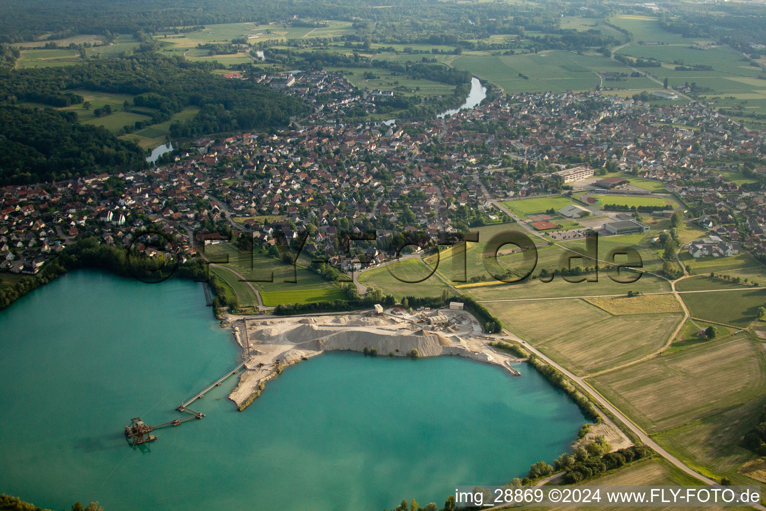 Vue aérienne de Terrain et zones de déchets de la gravière à ciel ouvert de la Gravière sur l'étang de la carrière à La Wantzenau dans le département Bas Rhin, France