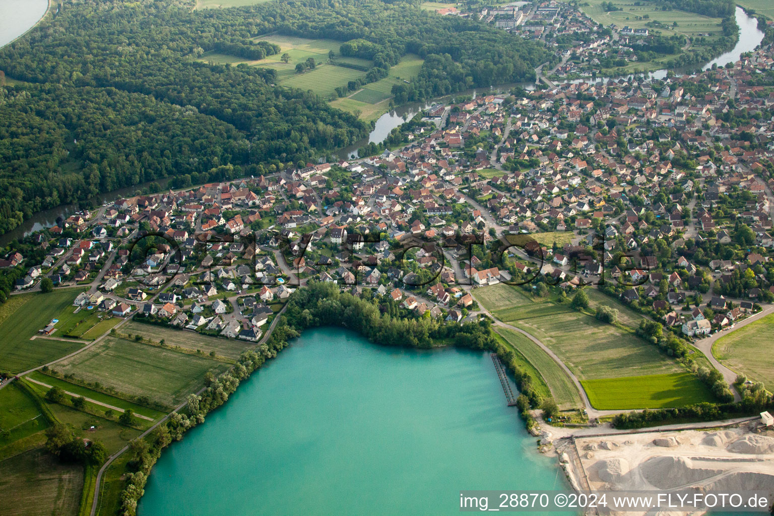 Photographie aérienne de Terrain et zones de déchets de la gravière à ciel ouvert de la Gravière sur l'étang de la carrière à La Wantzenau dans le département Bas Rhin, France