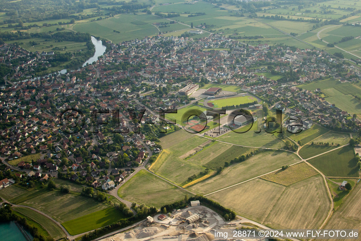 Vue oblique de Terrain et zones de déchets de la gravière à ciel ouvert de la Gravière sur l'étang de la carrière à La Wantzenau dans le département Bas Rhin, France