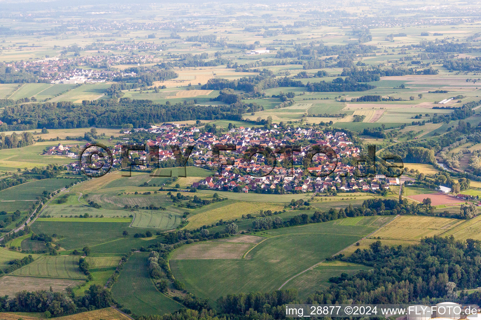 Vue aérienne de Vue sur le village à le quartier Leutesheim in Kehl dans le département Bade-Wurtemberg, Allemagne