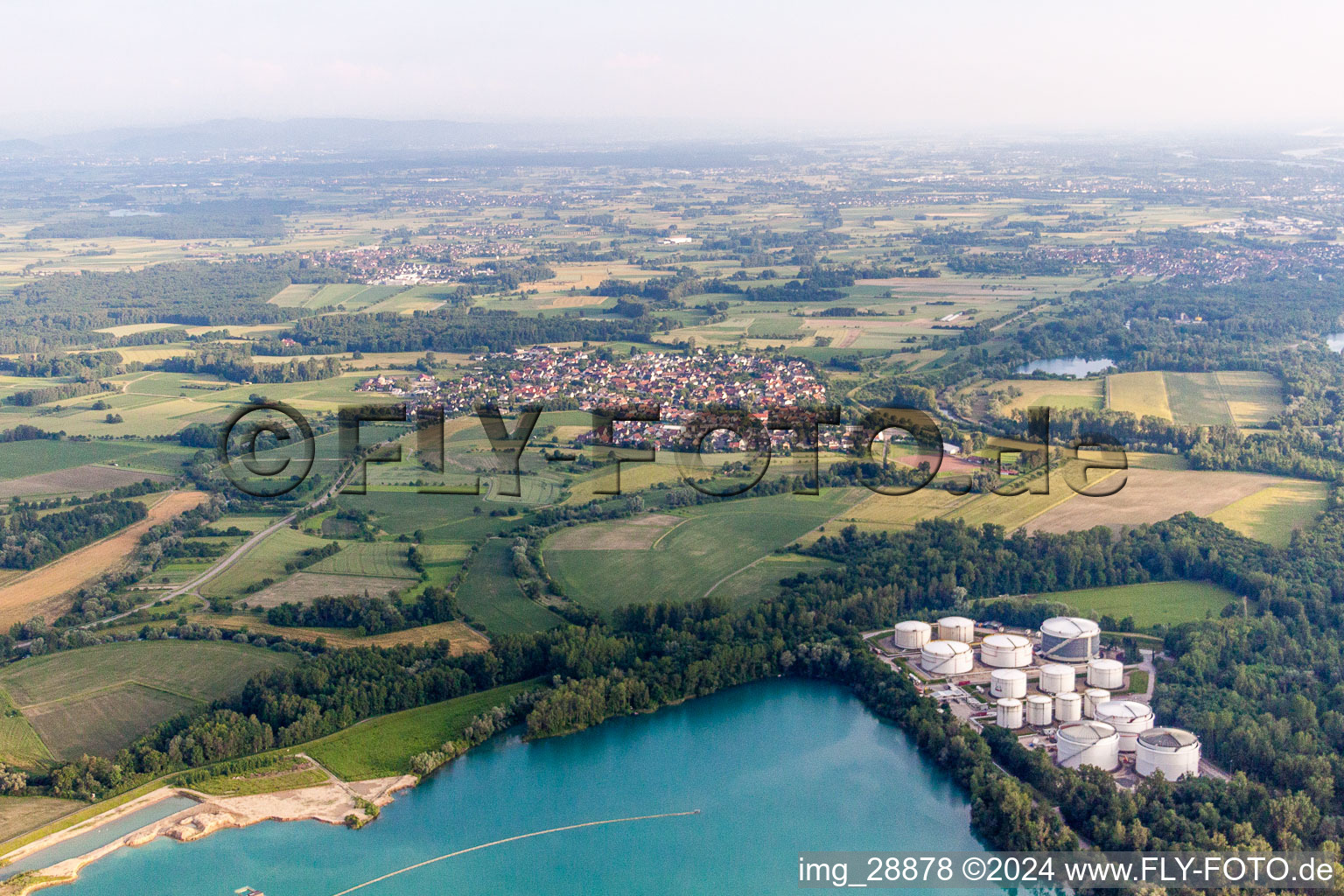 Vue aérienne de Oiltanking Deutschland GmbH & Co. KG devant l'étang de la carrière de Honau à le quartier Honau in Rheinau dans le département Bade-Wurtemberg, Allemagne