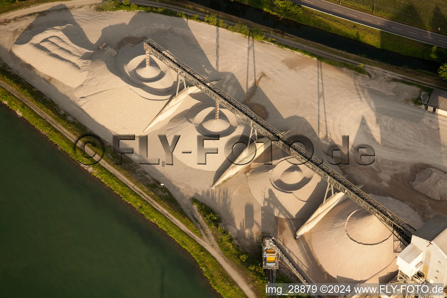 Vue aérienne de Terrains et déblais de la gravière et du club de voile Honau à le quartier Honau in Rheinau dans le département Bade-Wurtemberg, Allemagne