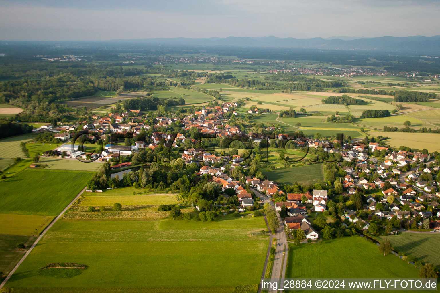 Vue aérienne de Vue sur le village à le quartier Diersheim in Rheinau dans le département Bade-Wurtemberg, Allemagne