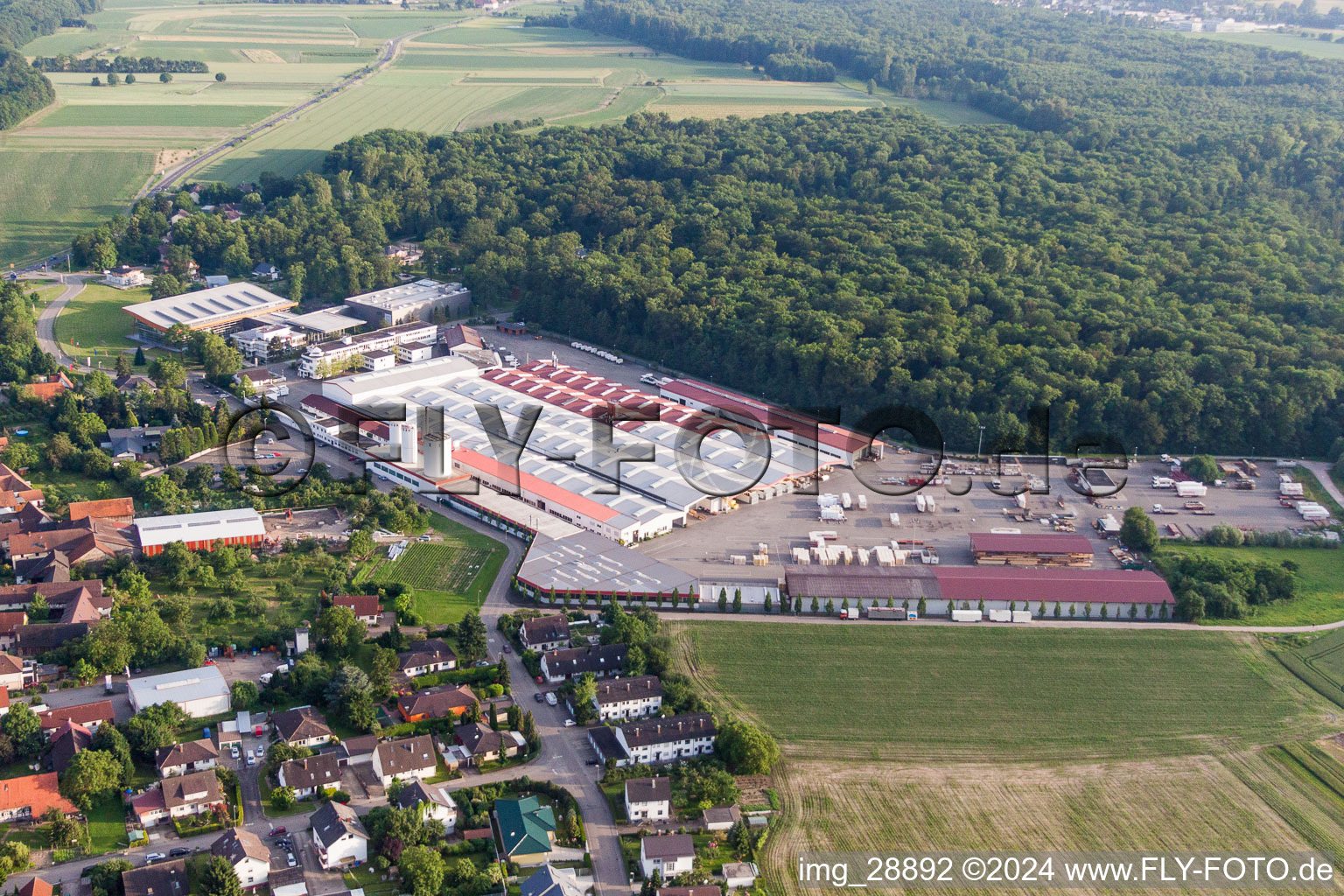 Vue aérienne de Site de l'usine WeberHaus GmbH & Co. KG à le quartier Linx in Rheinau dans le département Bade-Wurtemberg, Allemagne
