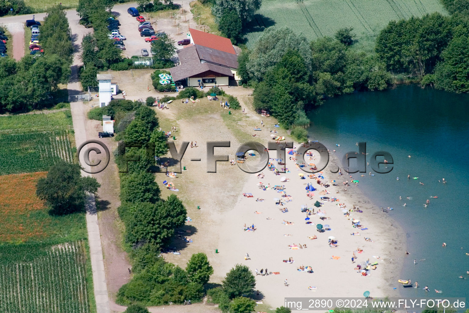 Vue aérienne de Baigneurs sur la plage et la rive du lac de baignade Johanneswiese dans la zone de loisirs locale Johanneswiese à Jockgrim dans le département Rhénanie-Palatinat, Allemagne