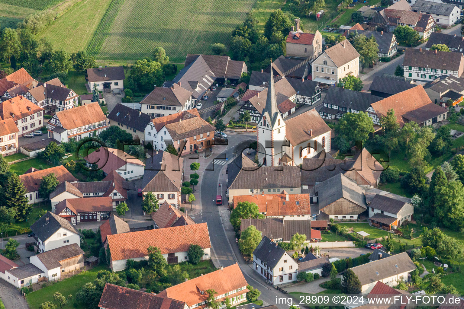 Vue aérienne de Bâtiment d'église au centre du village à le quartier Legelshurst in Willstätt dans le département Bade-Wurtemberg, Allemagne