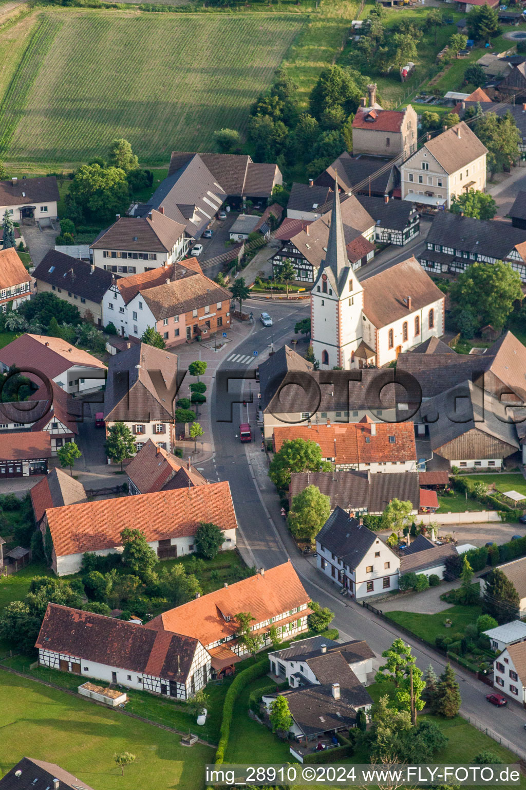 Photographie aérienne de Bâtiment d'église au centre du village à le quartier Legelshurst in Willstätt dans le département Bade-Wurtemberg, Allemagne