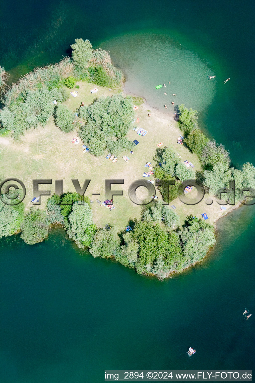 Vue aérienne de Baigneurs sur la plage de la presqu'île du lac de baignade Johanneswiese dans la zone de loisirs locale Johanneswiese à Jockgrim dans le département Rhénanie-Palatinat, Allemagne
