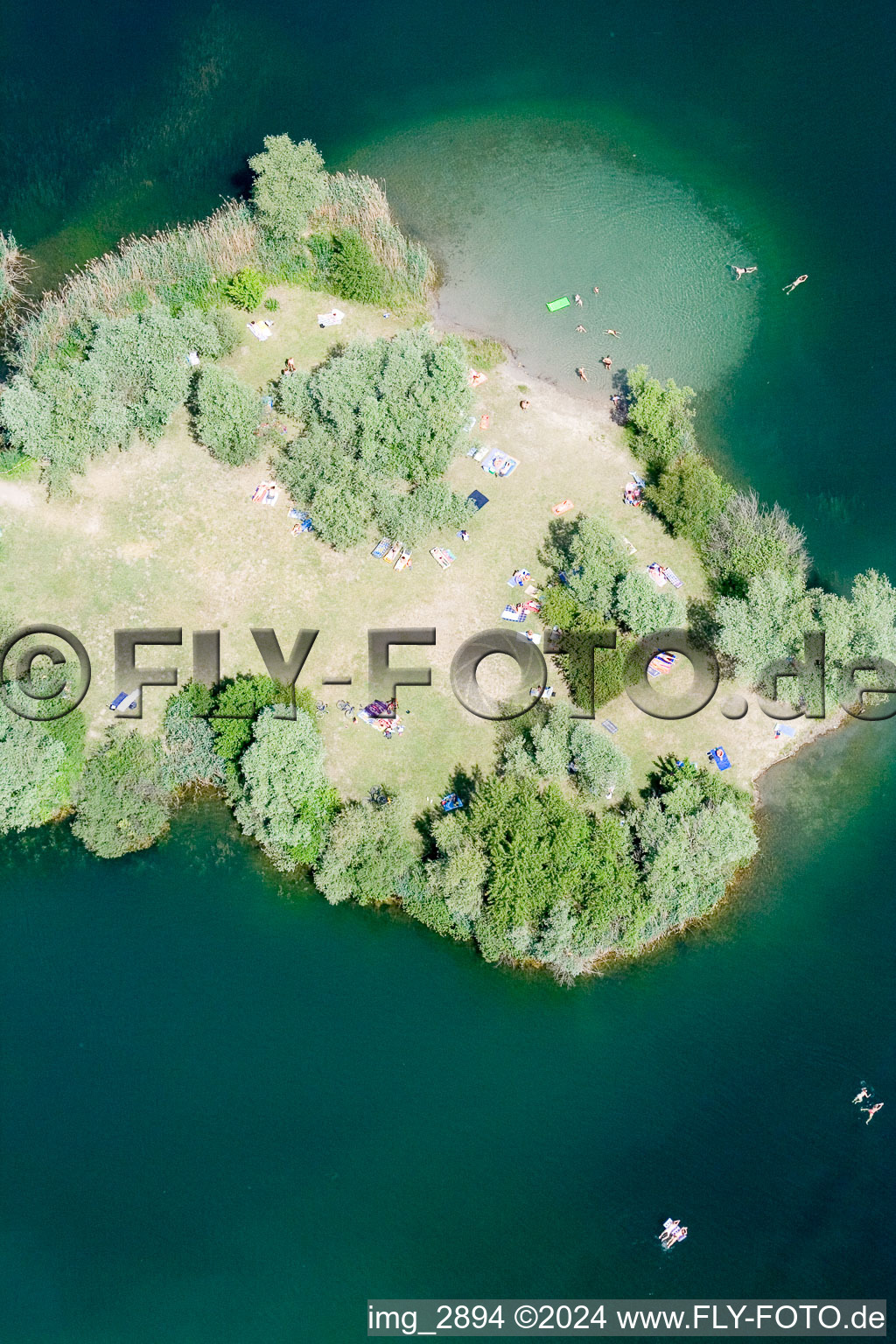 Vue aérienne de Baigneurs sur la plage de la presqu'île du lac de baignade Johanneswiese dans la zone de loisirs locale de Johanneswiese à Jockgrim dans le département Rhénanie-Palatinat, Allemagne