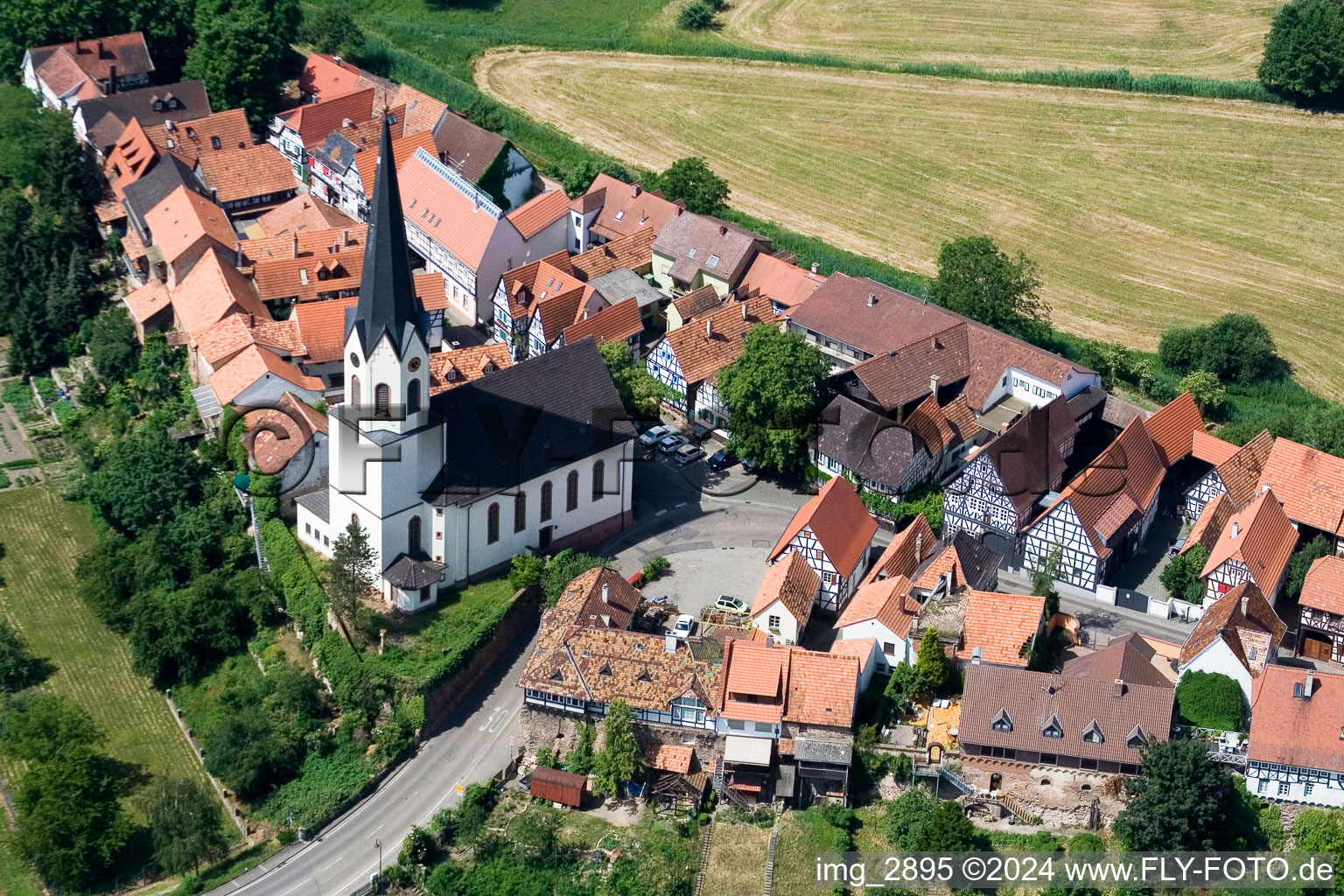 Vue aérienne de Quartier de la vieille ville et Hinterstädelkirche sur la Ludwigstrasse à Jockgrim dans le département Rhénanie-Palatinat, Allemagne
