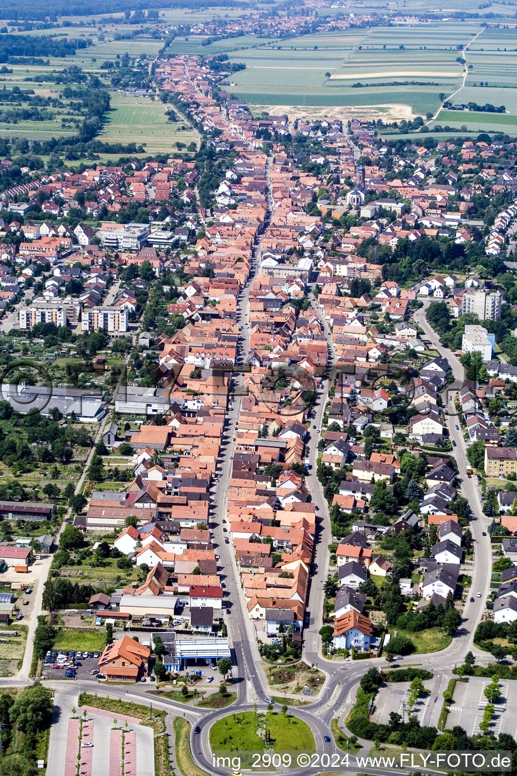 Vue aérienne de Rue du Rhin vue de l'est à Kandel dans le département Rhénanie-Palatinat, Allemagne