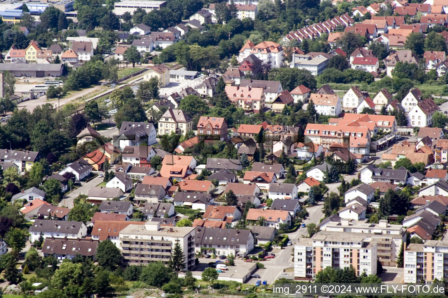 Vue aérienne de Bismarckstrasse, Gartenstrasse depuis l'est à Kandel dans le département Rhénanie-Palatinat, Allemagne