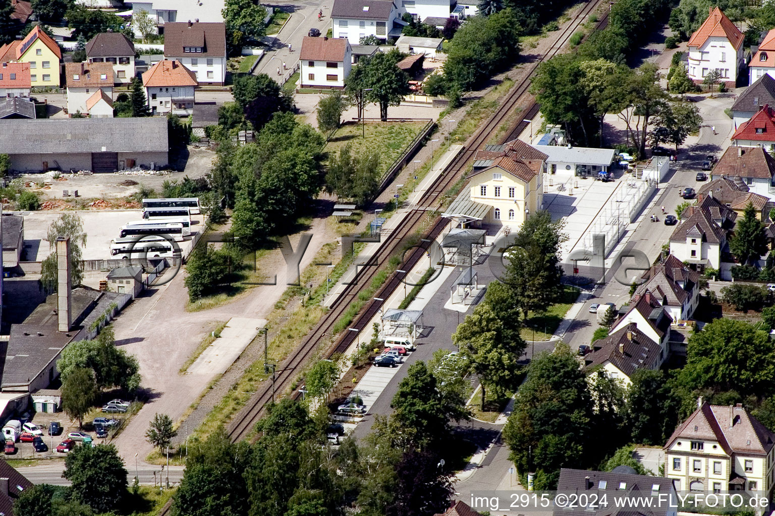 Vue aérienne de Gare depuis l'est à Kandel dans le département Rhénanie-Palatinat, Allemagne