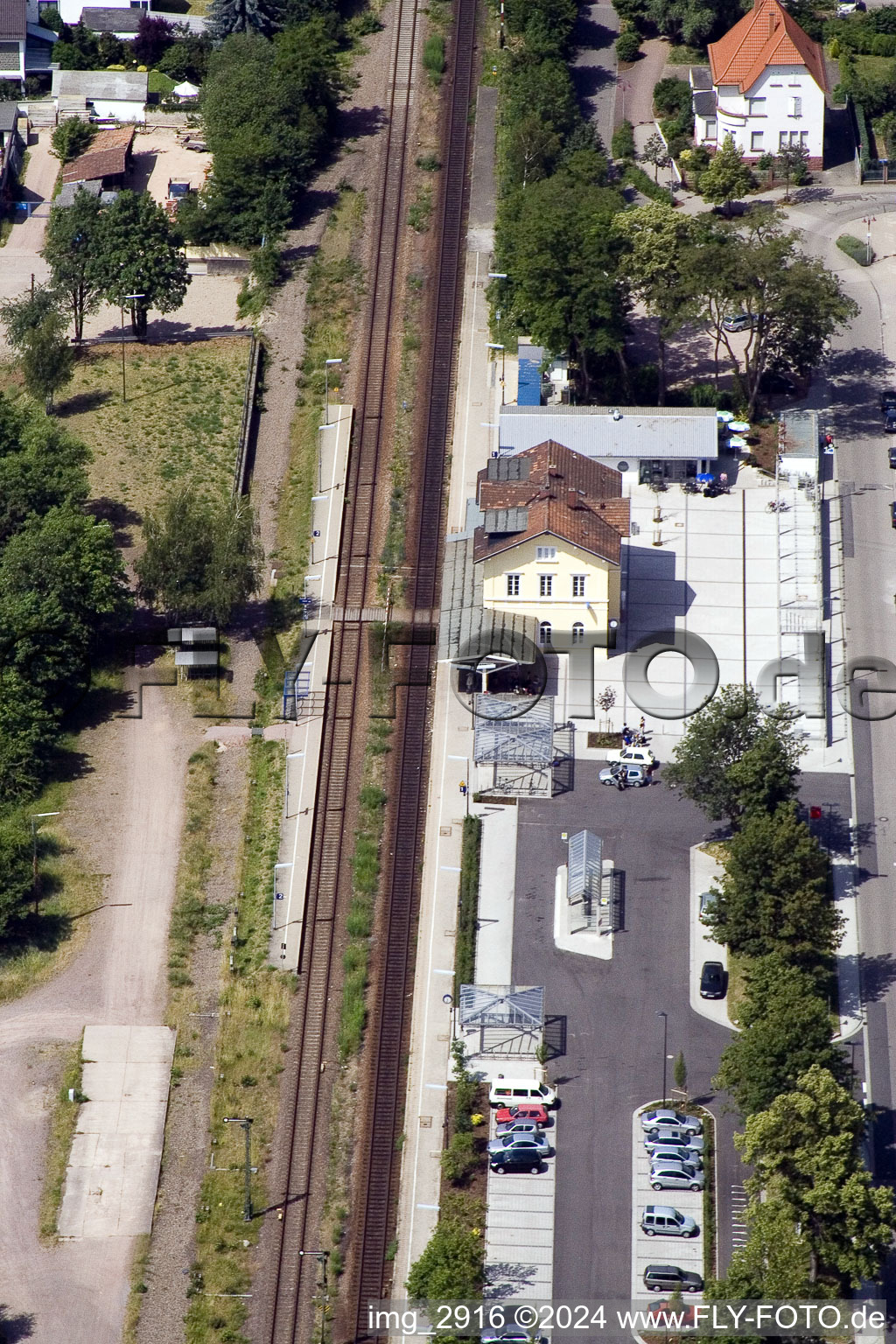 Vue aérienne de Gare depuis l'est à Kandel dans le département Rhénanie-Palatinat, Allemagne