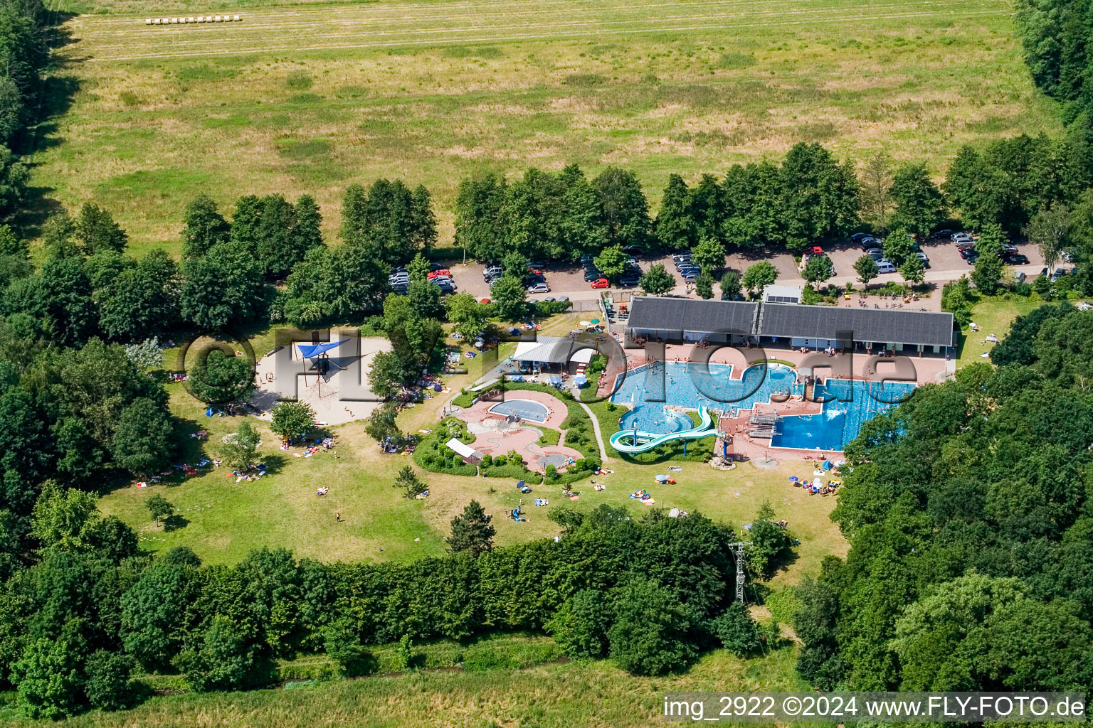 Photographie aérienne de Courbes et parcours circulaires du toboggan aquatique à la piscine de la piscine extérieure dans la piscine forestière Kandel à Kandel dans le département Rhénanie-Palatinat, Allemagne