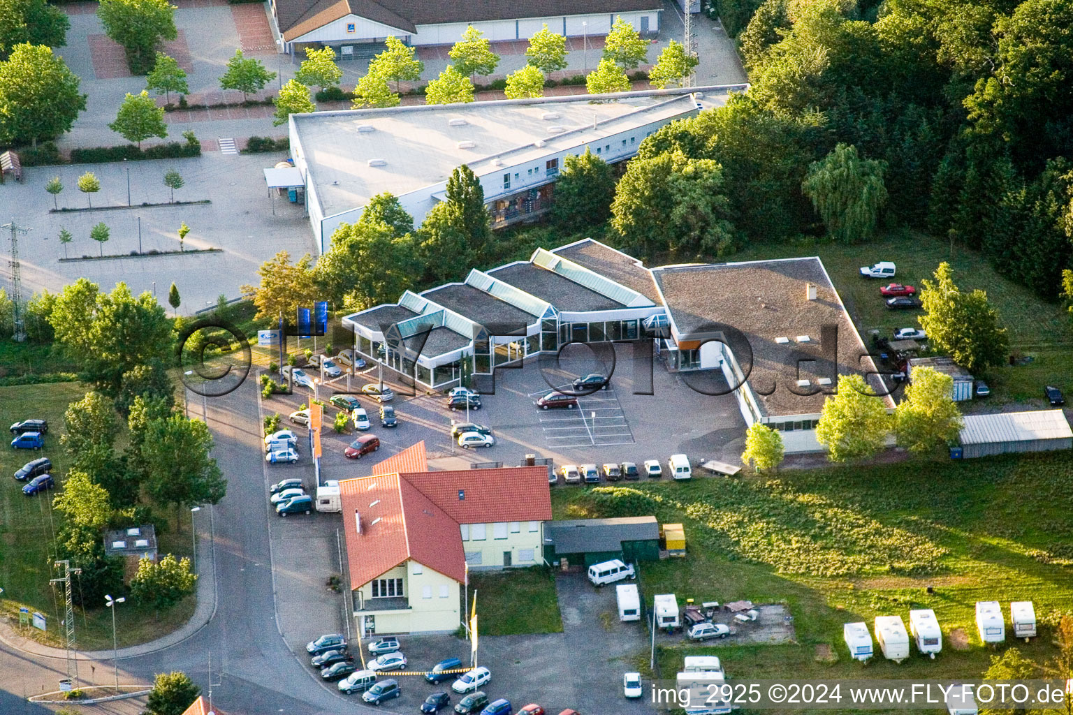 Vue aérienne de Concessionnaire automobile Auto Bohlender à Kandel dans le département Rhénanie-Palatinat, Allemagne