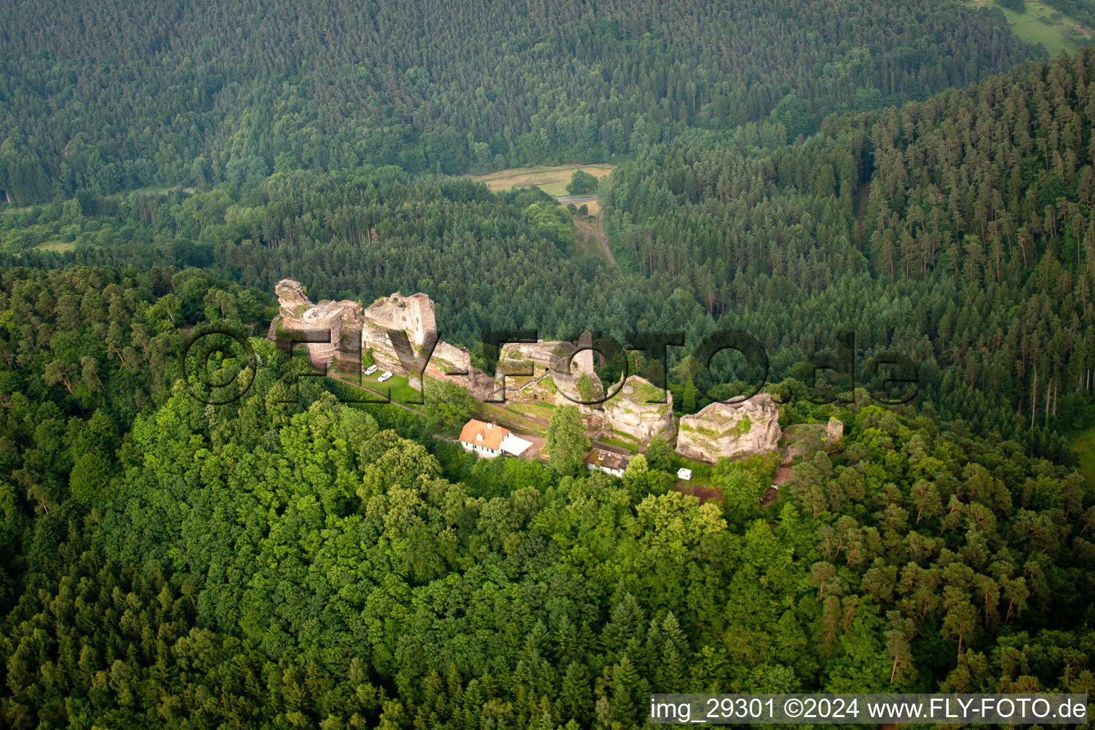 Vue aérienne de Ruines et vestiges des murs de l'ancien complexe du château et de la forteresse d'Altdahn à Dahn dans le département Rhénanie-Palatinat, Allemagne