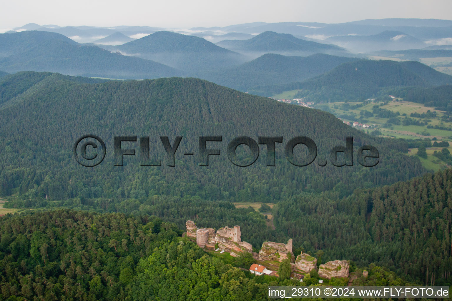 Vue aérienne de Château d'Altdahn à Dahn dans le département Rhénanie-Palatinat, Allemagne