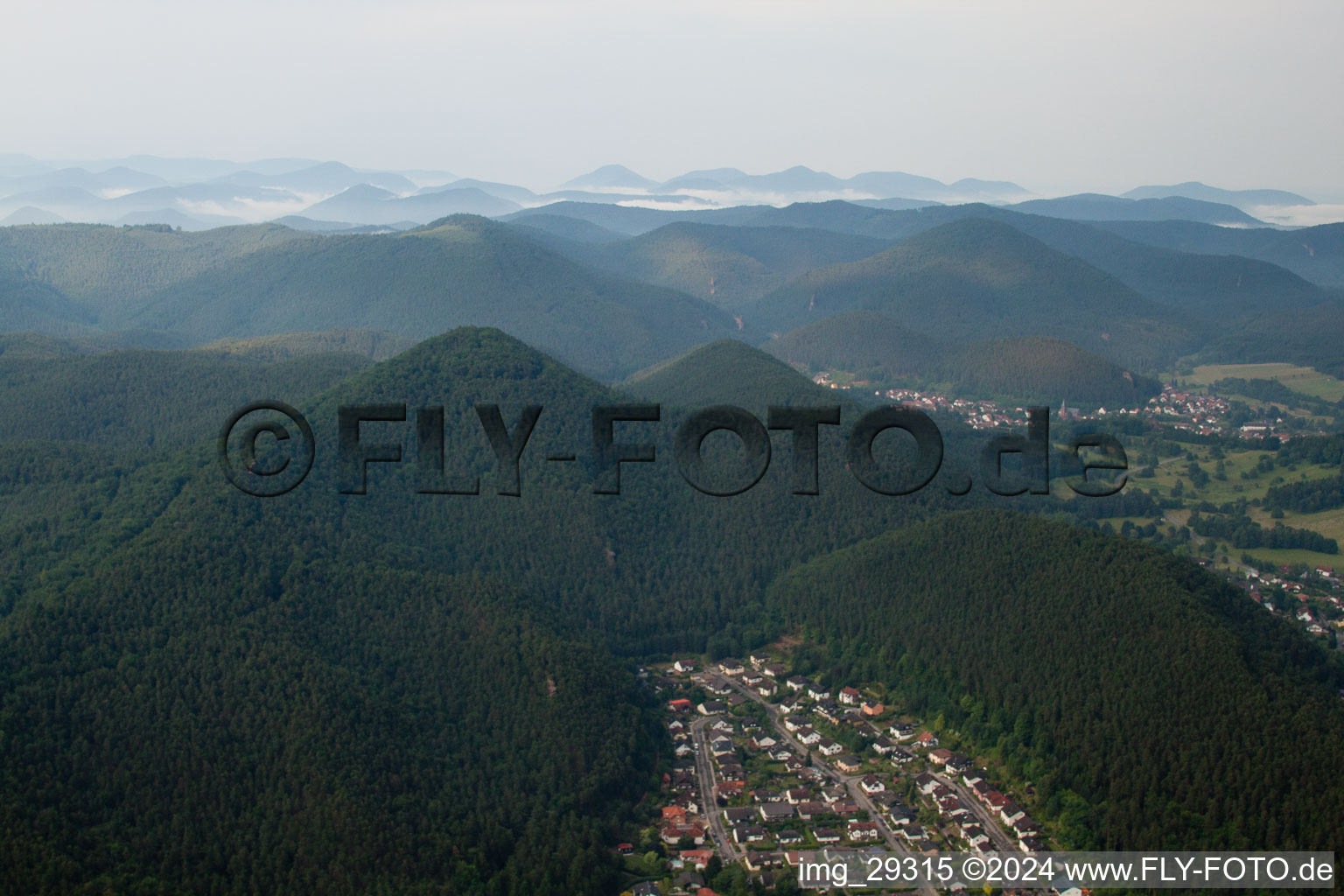 Dahn dans le département Rhénanie-Palatinat, Allemagne du point de vue du drone