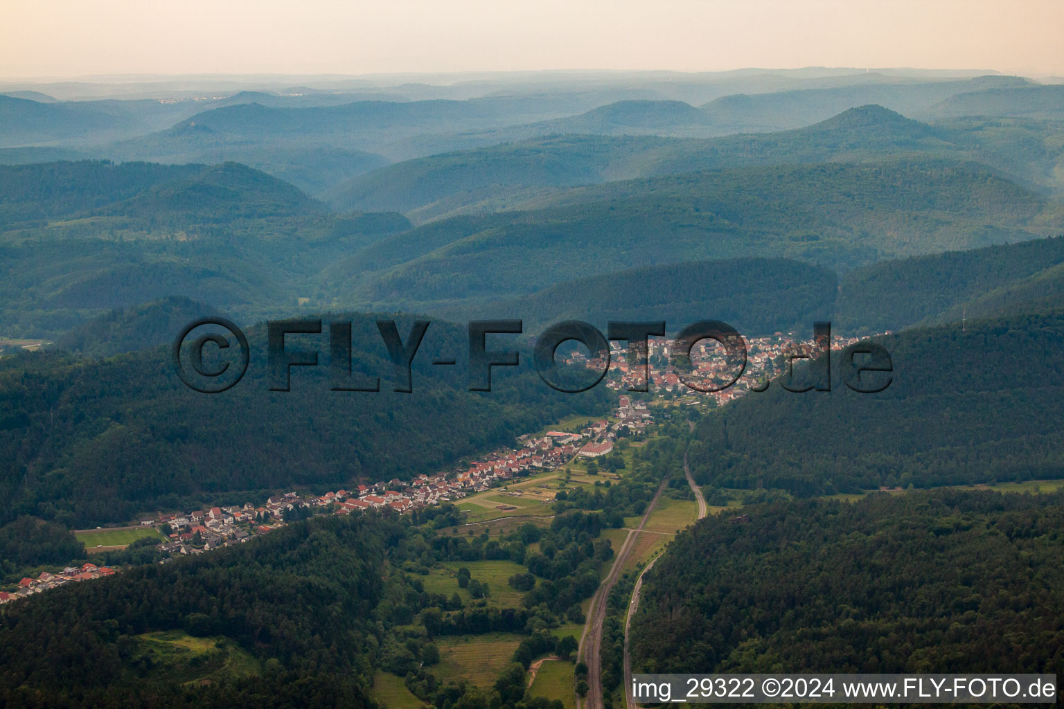 Enregistrement par drone de Hinterweidenthal dans le département Rhénanie-Palatinat, Allemagne