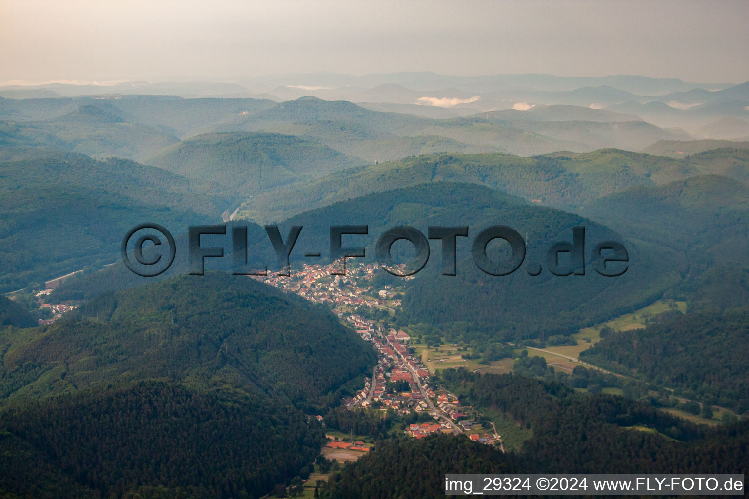 Image drone de Hinterweidenthal dans le département Rhénanie-Palatinat, Allemagne