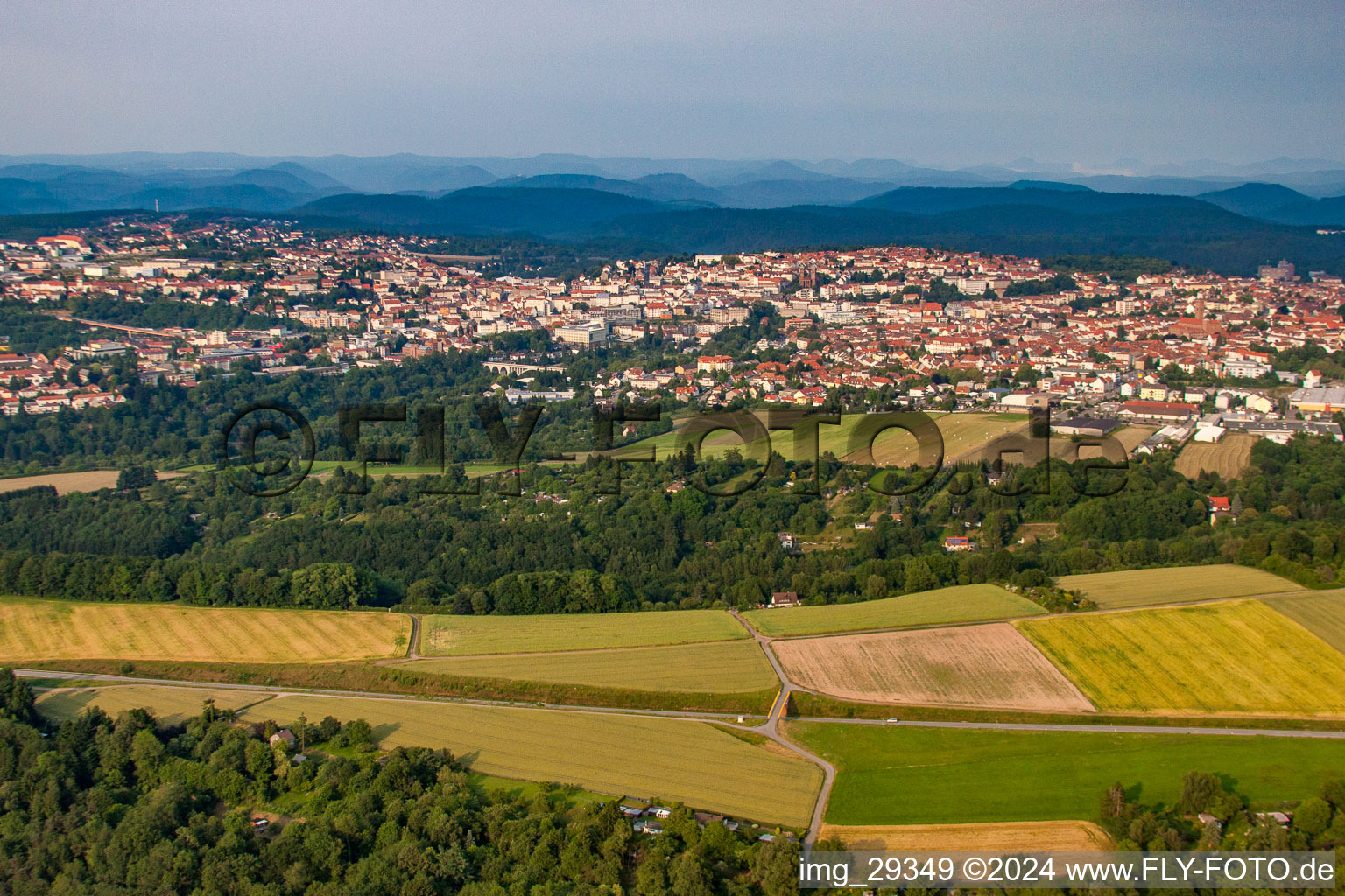 Pirmasens dans le département Rhénanie-Palatinat, Allemagne depuis l'avion