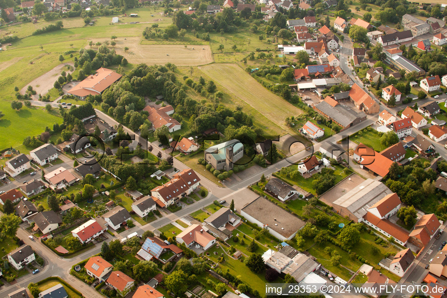 Vue aérienne de Jardin d'enfants et église à le quartier Gersbach in Pirmasens dans le département Rhénanie-Palatinat, Allemagne