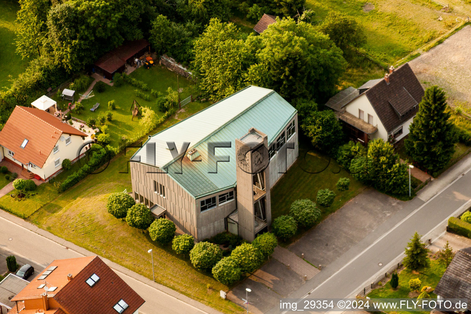 Vue aérienne de Bâtiment d'église au centre du village à le quartier Gersbach in Pirmasens dans le département Rhénanie-Palatinat, Allemagne