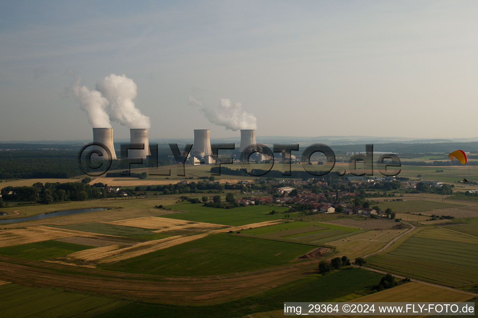 Vue aérienne de Site de la centrale nucléaire (également centrale nucléaire, centrale nucléaire ou centrale nucléaire) sur la Moselle à Cattenom dans le département Moselle, France