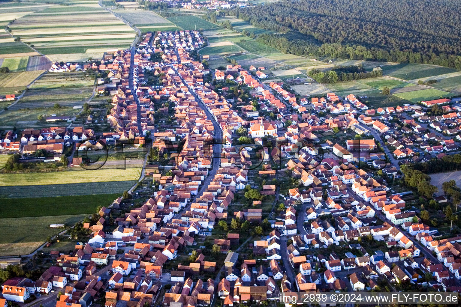 Vue aérienne de Vue sur le village à Hatzenbühl dans le département Rhénanie-Palatinat, Allemagne