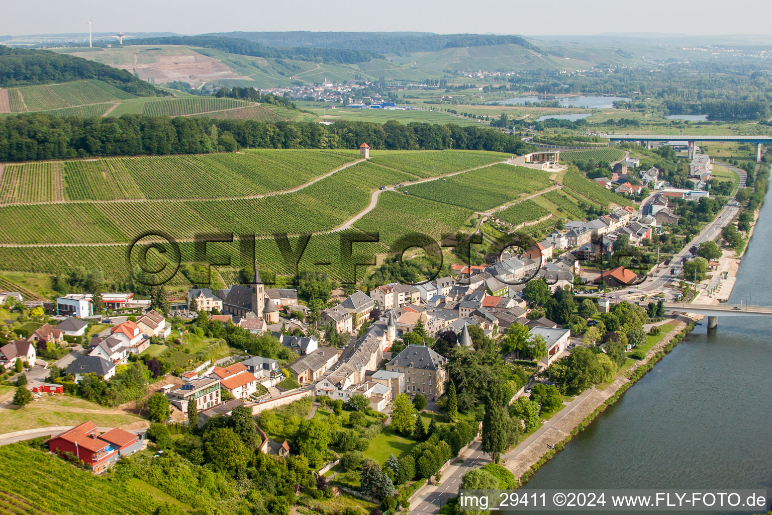 Vue aérienne de Centre du village entre vignes et rives de la Moselle dans le quartier de Gréiwemaacher à Schengen dans le département Remich, Luxembourg