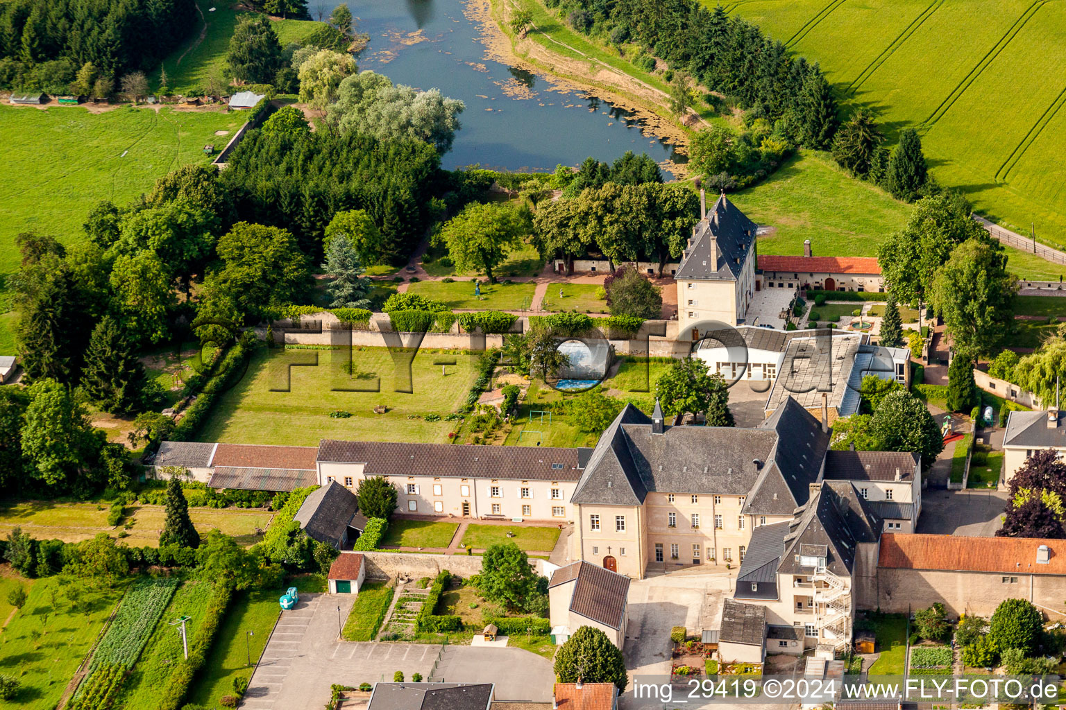 Vue aérienne de Parc du château du Schloß au bord de la Moselle à Rettel dans le département Moselle, France