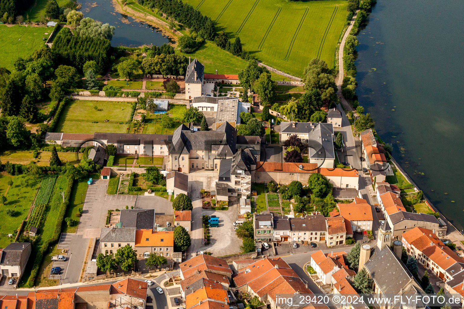 Vue aérienne de Parc du château du Schloß au bord de la Moselle à Rettel dans le département Moselle, France