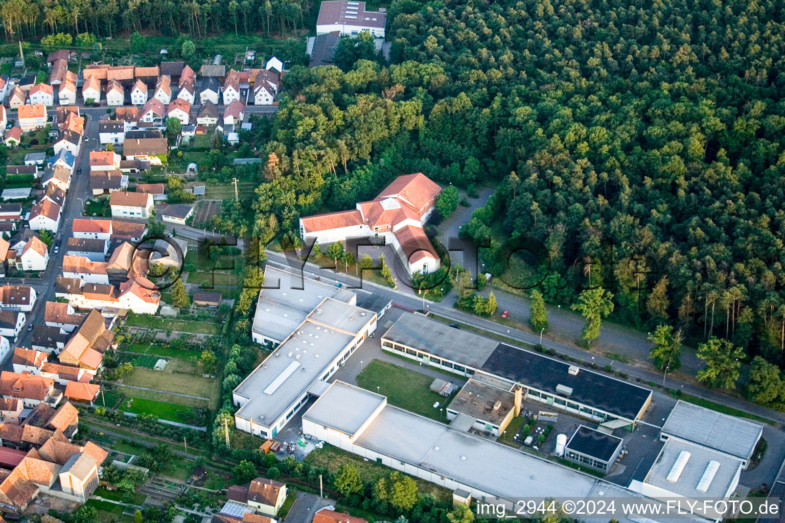 Vue aérienne de Zone industrielle et commerciale d'Eichenauer Heizelemente GmbH & Co. KG à Hatzenbühl dans le département Rhénanie-Palatinat, Allemagne