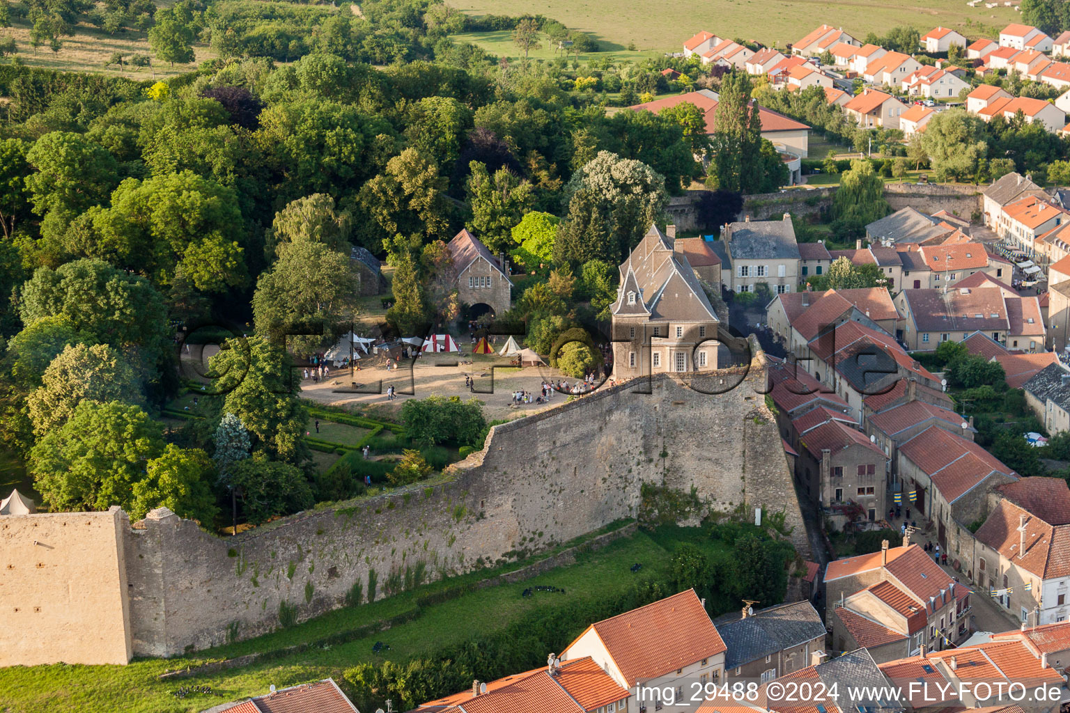 Vue aérienne de Complexe du château du Veste Fort Rodemack à Rodemack dans le département Moselle, France