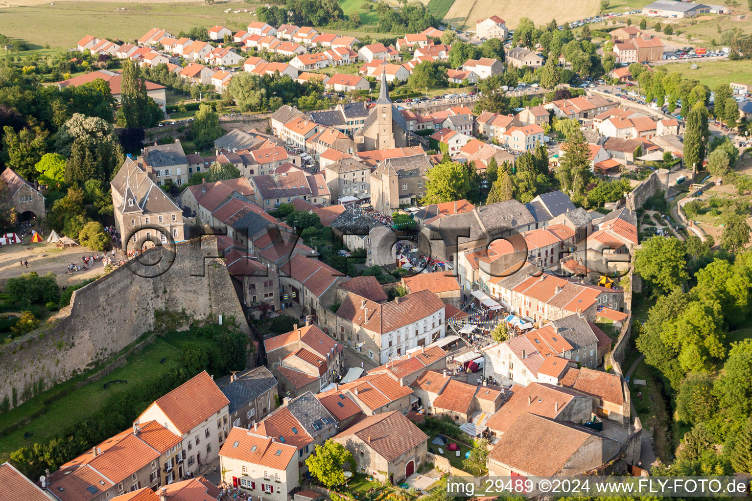 Vue aérienne de Complexe du château du Veste Fort Rodemack à Rodemack dans le département Moselle, France