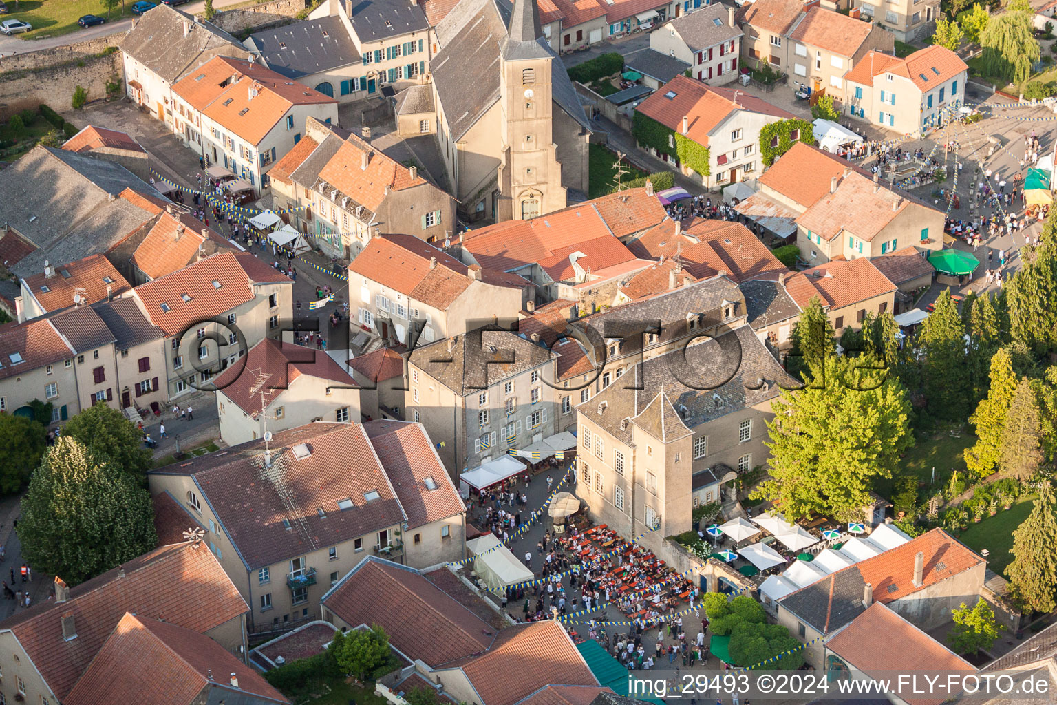 Vue aérienne de Marché médiéval à Rodemack dans le département Moselle, France