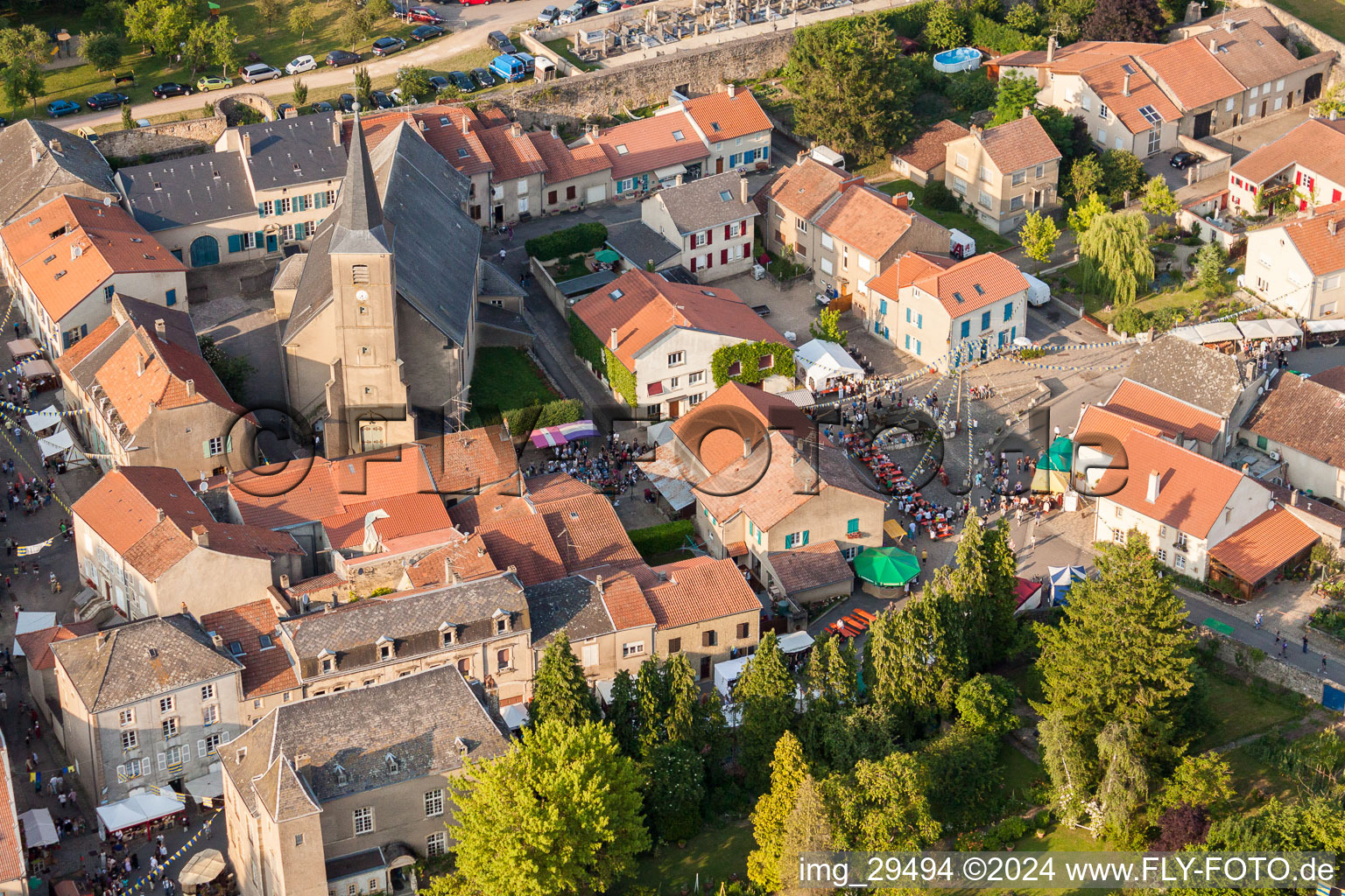 Vue aérienne de Marché médiéval à Rodemack dans le département Moselle, France