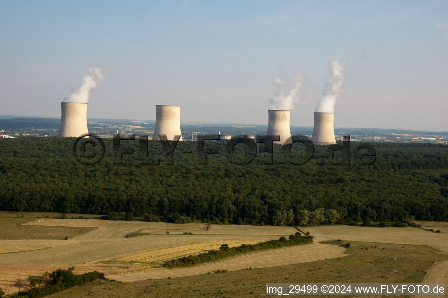 Vue aérienne de Centre nucléaire EDF vu de l'ouest à Cattenom dans le département Moselle, France