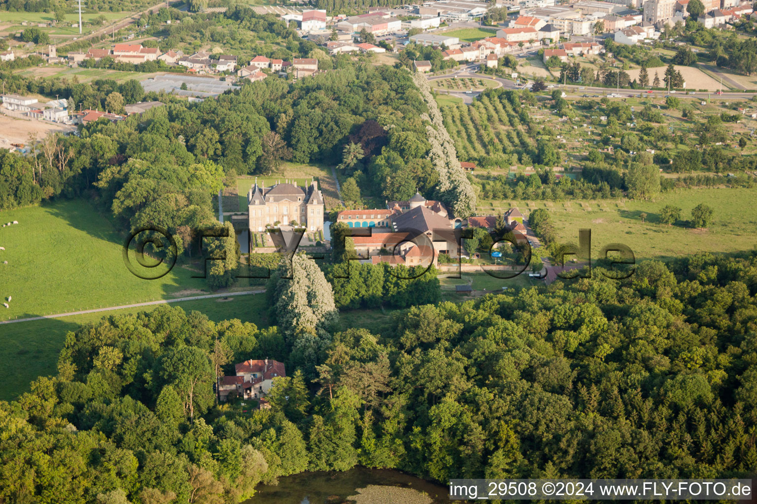 Vue aérienne de Château de La Grange à Manom dans le département Moselle, France