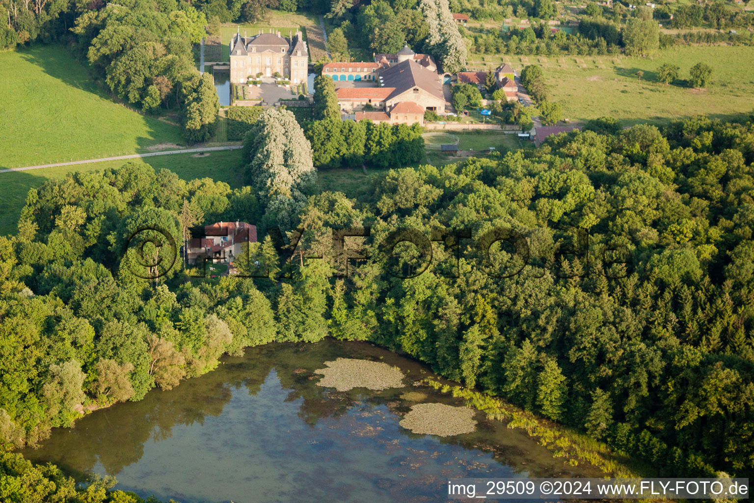 Vue aérienne de Château de La Grange à Manom dans le département Moselle, France