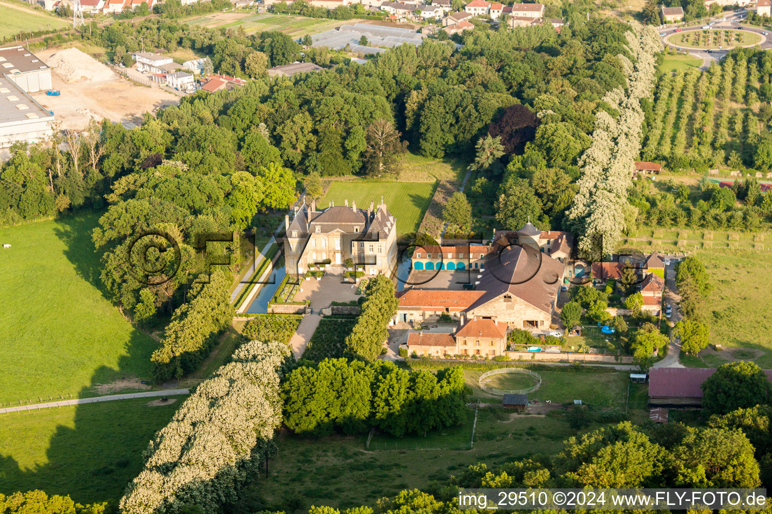 Vue aérienne de Château La Grange à Manom dans le département Moselle, France