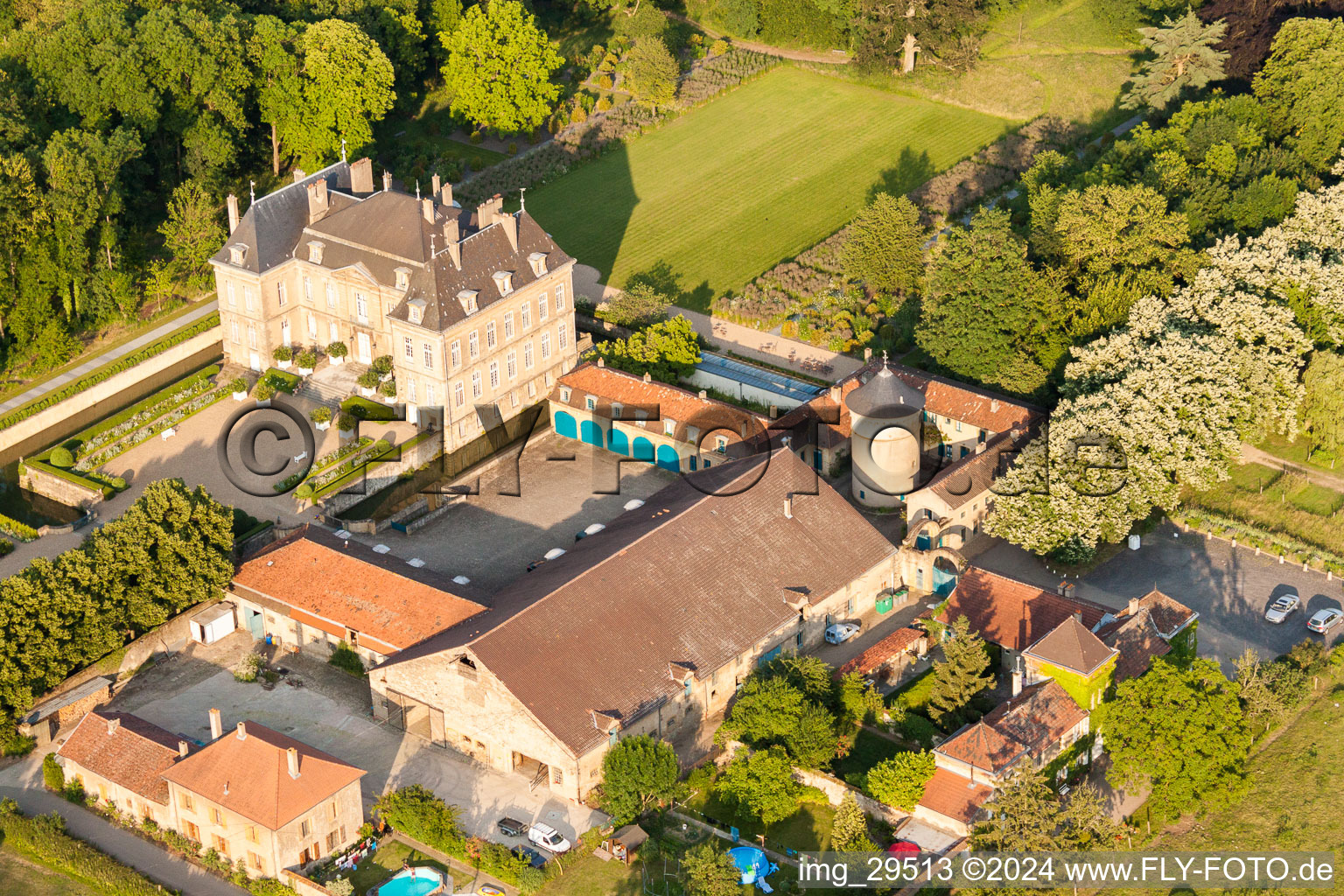 Vue aérienne de Château La Grange à Manom dans le département Moselle, France