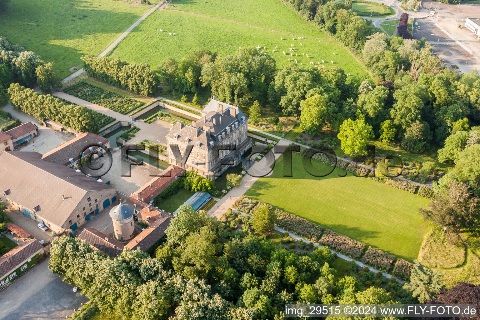 Photographie aérienne de Château La Grange à Manom dans le département Moselle, France