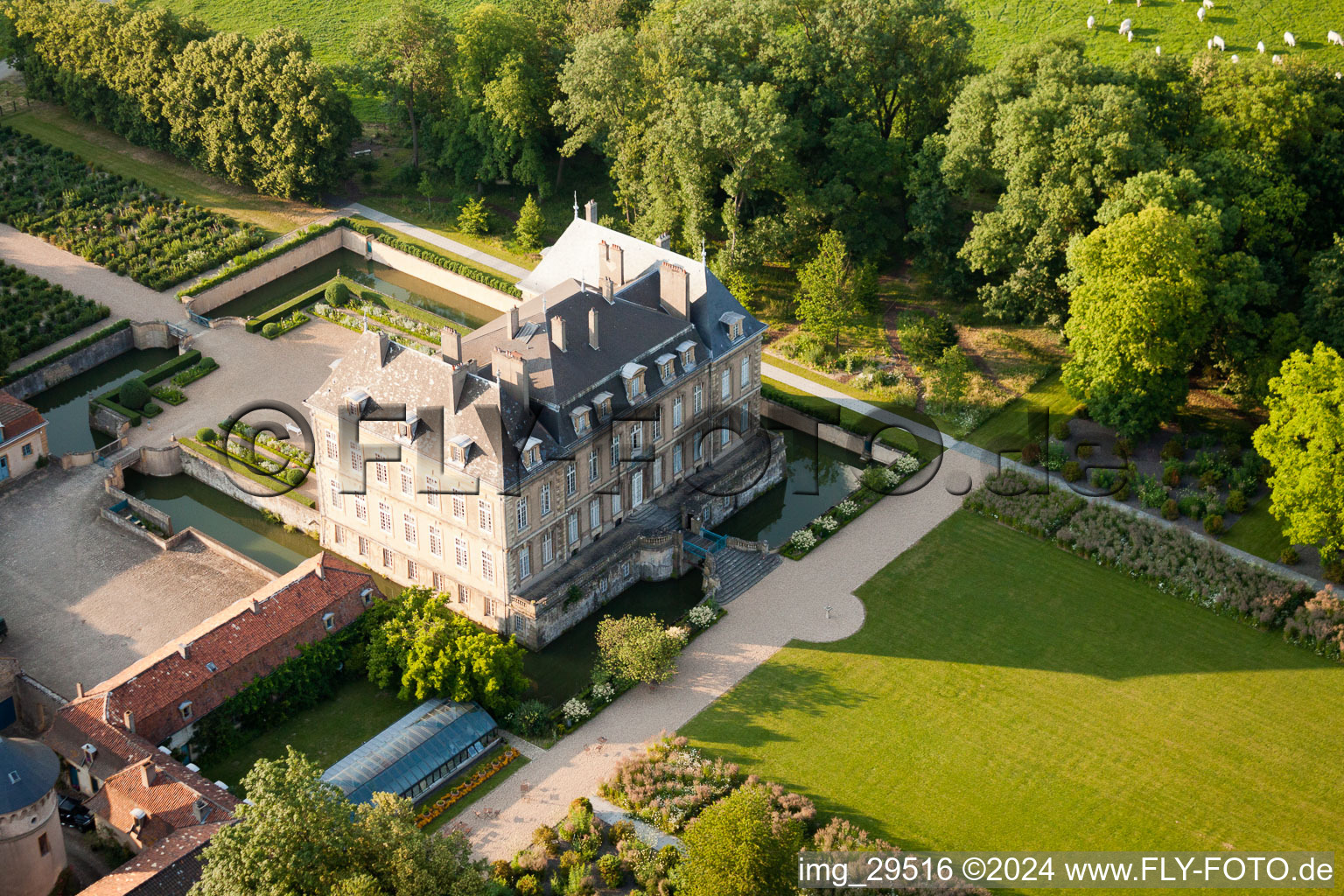 Vue aérienne de Manom, Château de La Grange à Thionville dans le département Moselle, France