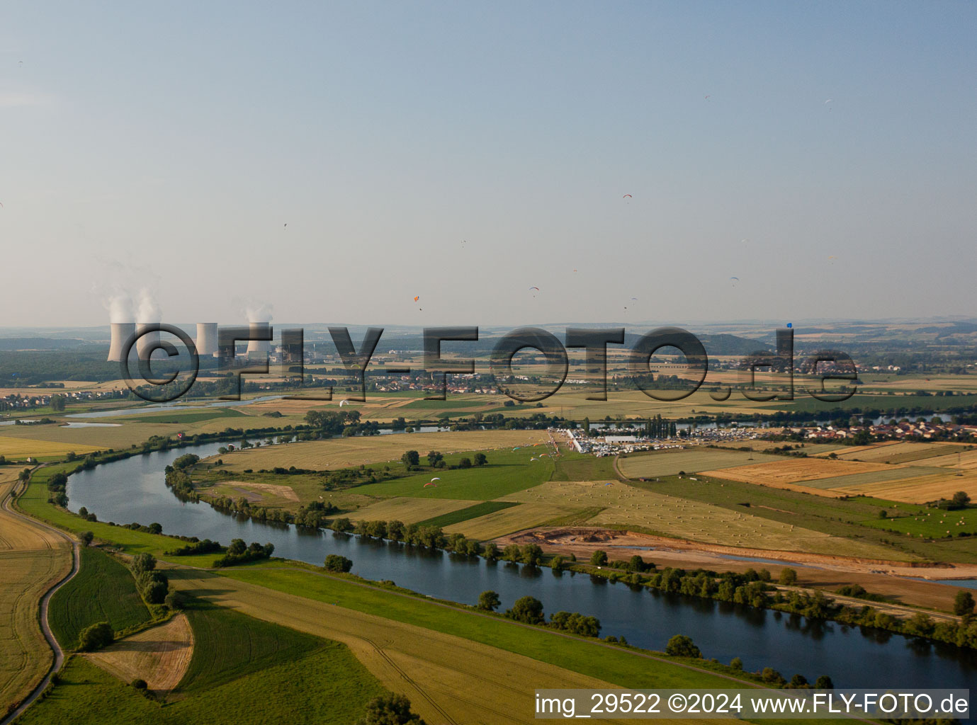 Vue aérienne de Site de la centrale nucléaire (également centrale nucléaire, centrale nucléaire ou centrale nucléaire) sur la Moselle à Cattenom dans le département Moselle, France