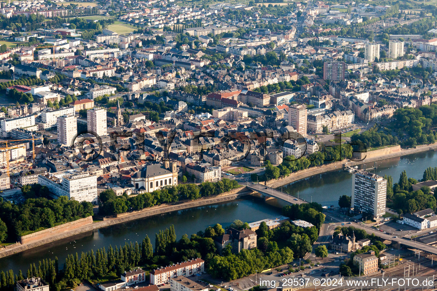 Vue aérienne de Rivière - structure de pont à Thionville dans le département Moselle, France